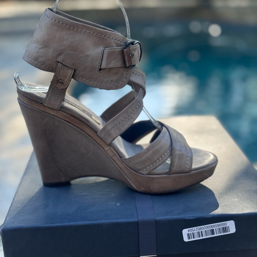 Wedge Ankle Strap Grigio (Griege) Buckle Front NEVER WORN Sz37 Alberto Fermani